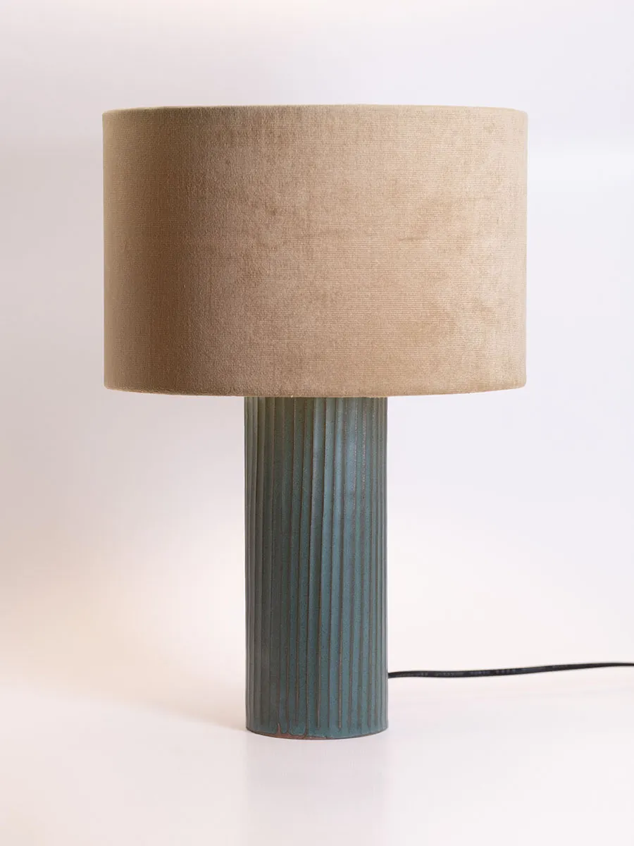 Lampe à poser en céramique cannelée, pied bleu-vert et abat-jour lin