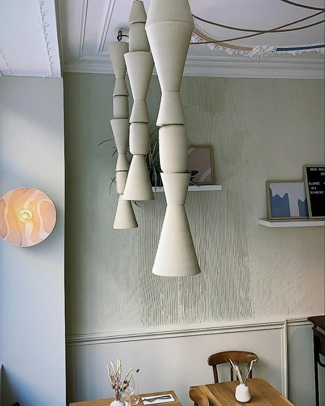 Lampe en céramique noire dans une chambre d'hôtel Le Padam