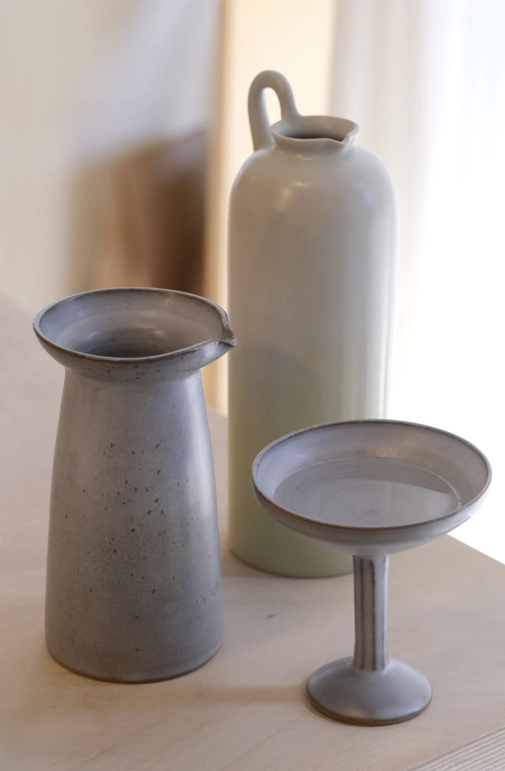 Assiettes en grès aux teintes naturelles, collection Becquetance