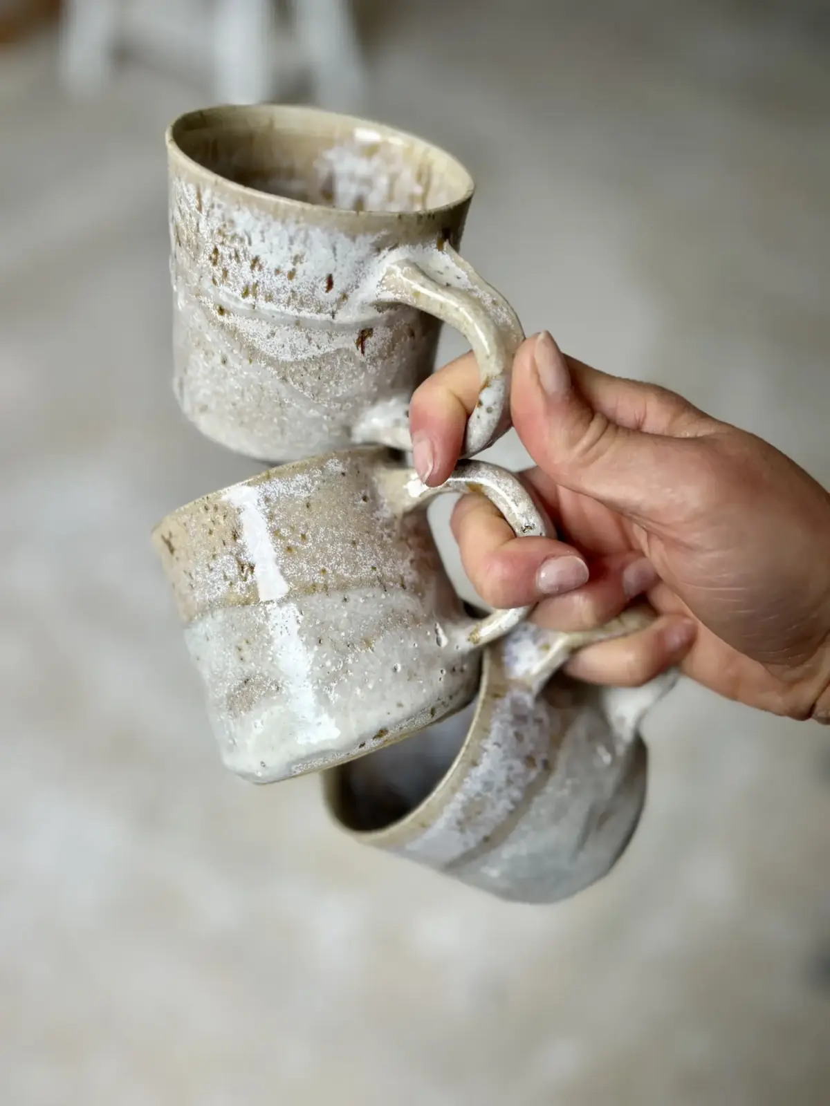 Mains écossant des petits pois dans une assiette en céramique
