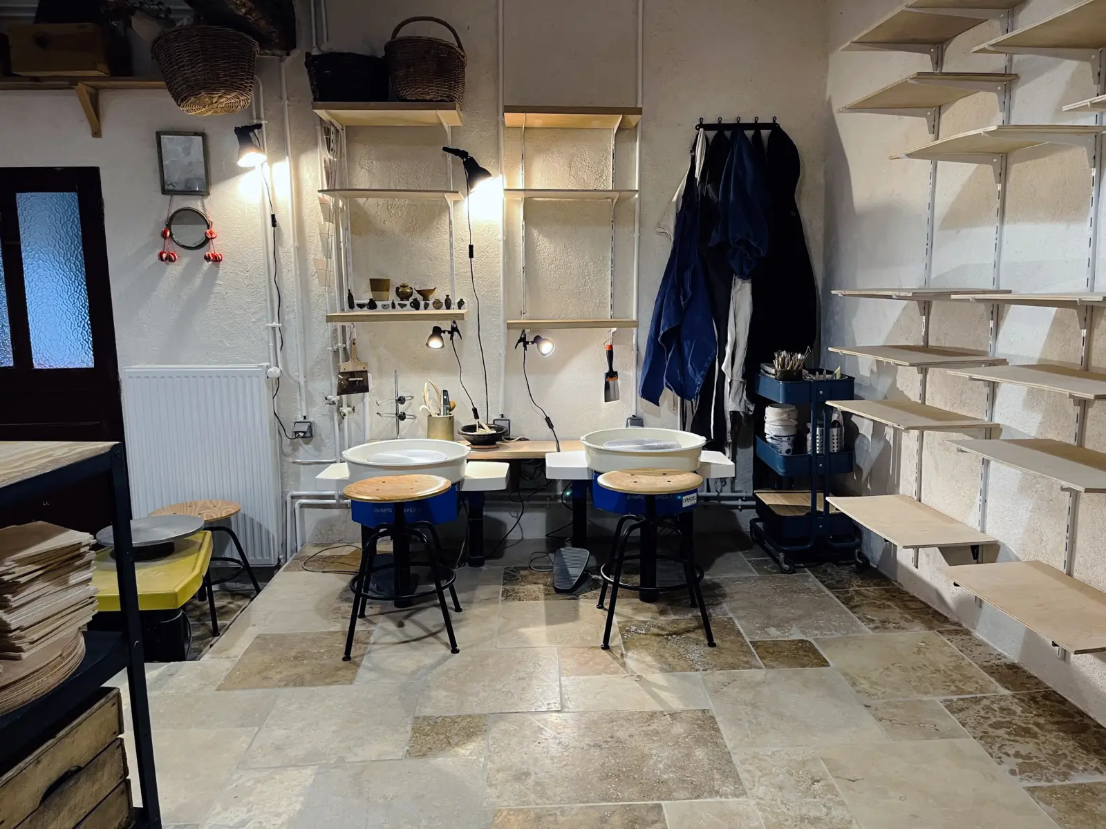 L'atelier de céramique avec tours de potier, lumière chaleureuse