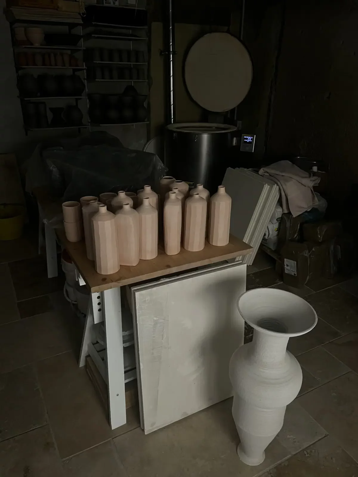 L'atelier ZougZoug, pièces en cours de séchage