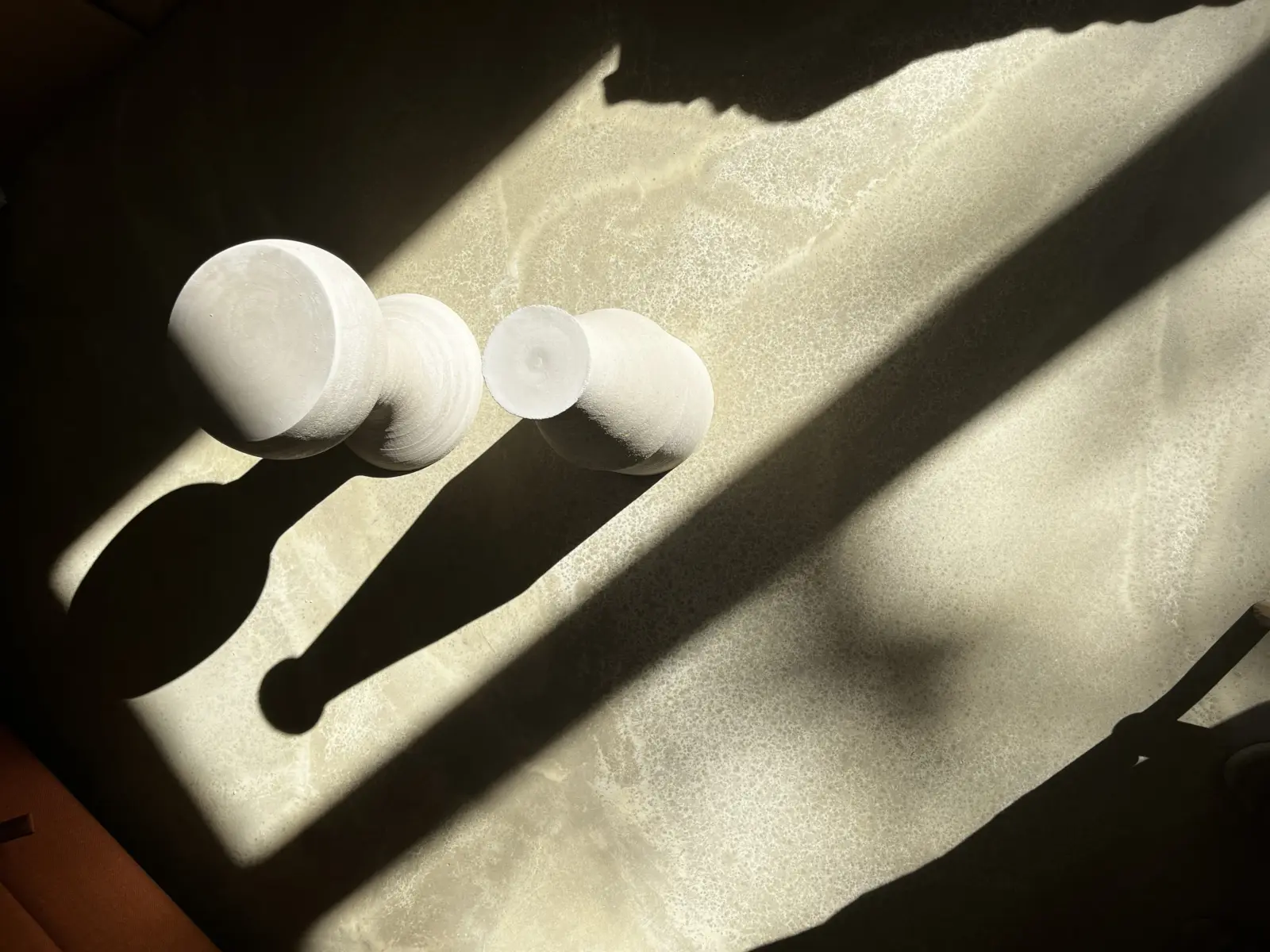 Pièces en céramique blanche, lumière naturelle dans l'atelier